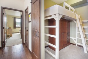 3 bedrooms, travel crib, internet, bed sheets
