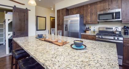 Pet friendly luxurious 3 bedroom in downtown!