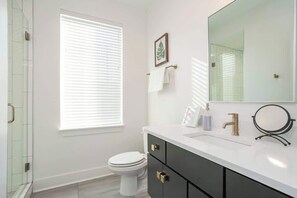 浴缸、吹风机、毛巾