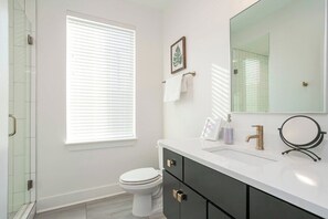 浴槽、ヘアドライヤー、タオル