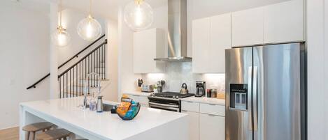 雪櫃、微波爐、焗爐、爐具