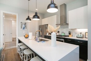 Réfrigérateur, four à micro-ondes, un four, surface de cuisson