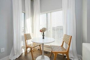 Dining - 1 Mile to Downtown 4BR w/Rooftop (Nashville)