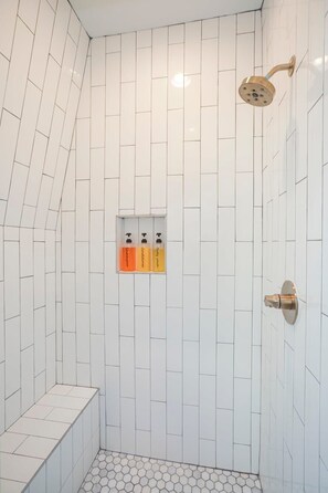 Bathtub, hair dryer, towels, shampoo - 1 Mile to Downtown 4BR w/Rooftop (Nashville)