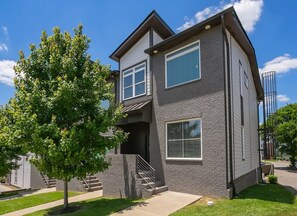 Exterior - Broadway, Game Room, Garage (Nashville)