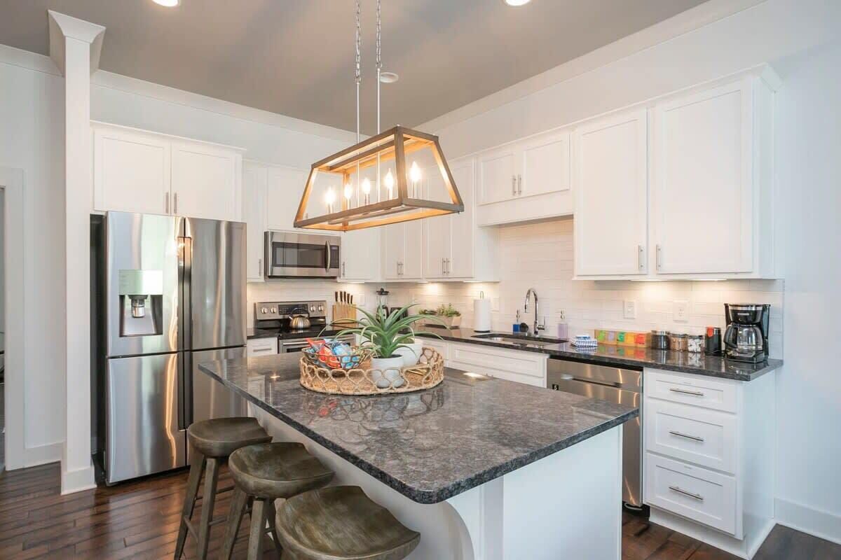 Kjøleskap, mikrobølgeovn, ovn og kokeplater