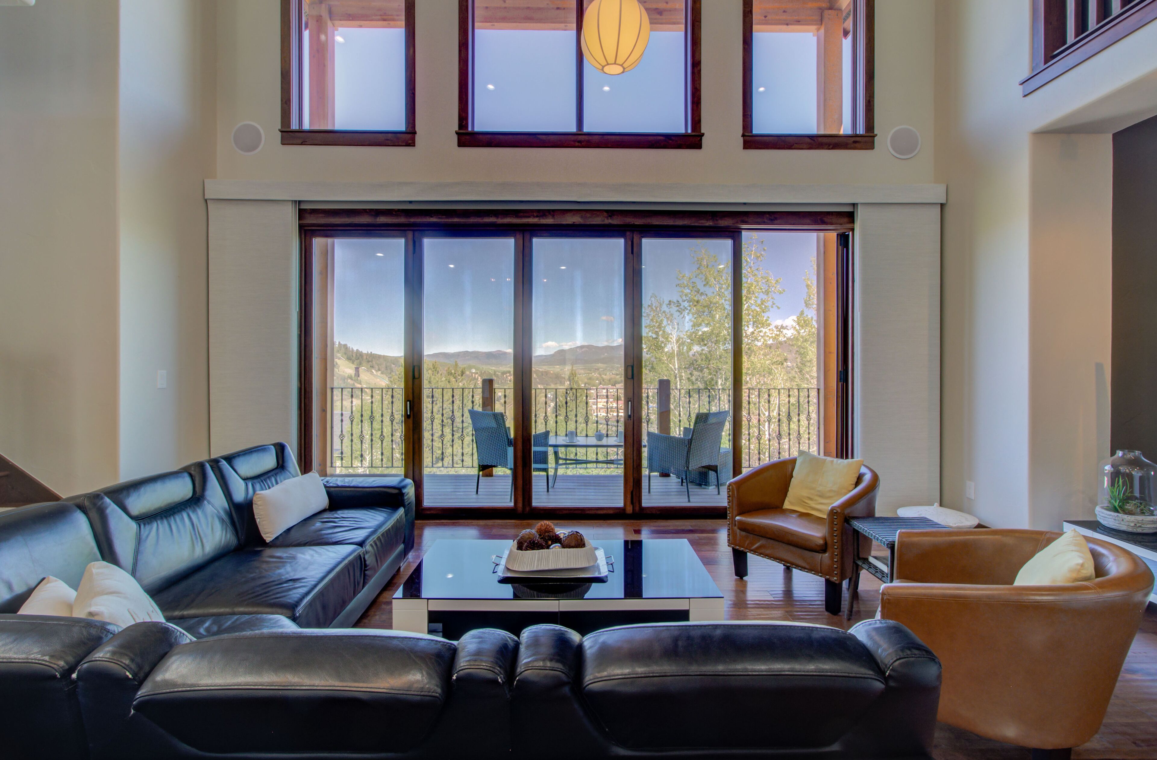 Télévision à écran plat, cheminée