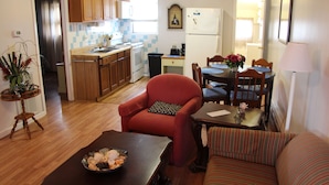 Un espacio habitable compacto con cocina, comedor y zona de estar.