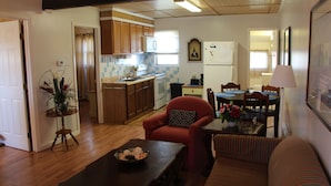 Un espacio habitable compacto con cocina, comedor y una zona de estar acogedora.