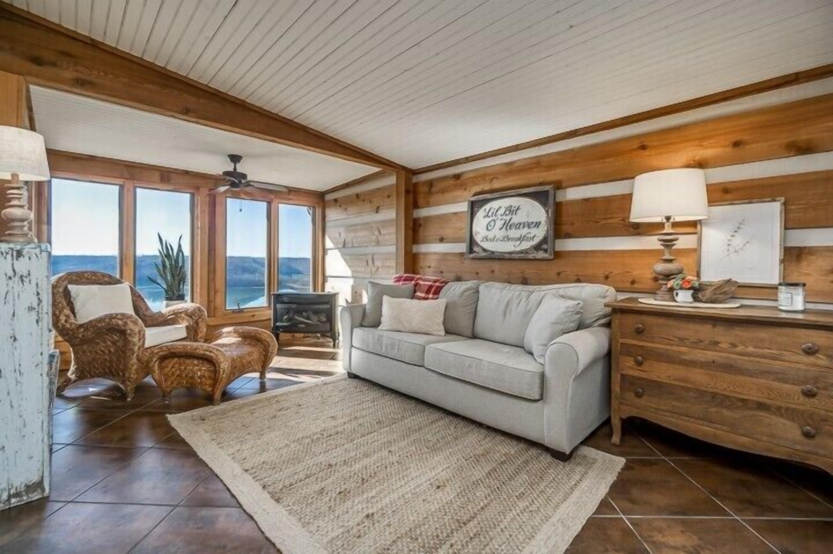 電視、壁爐、電子遊戲、乒乓球設施