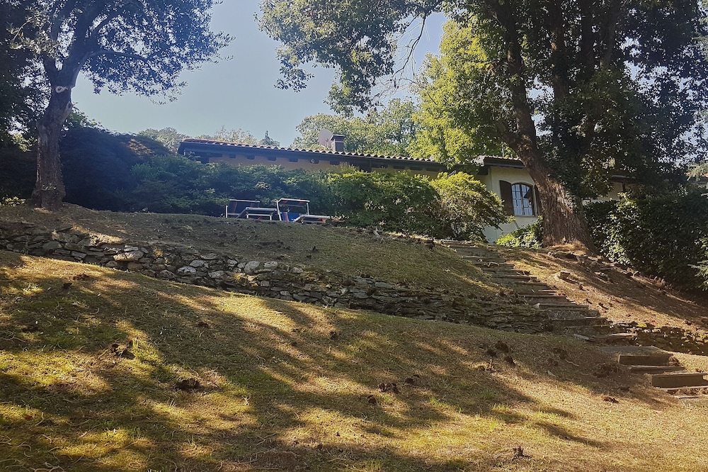 Villino con Vista Lago e Giardino Privato , Immersa nel Verde