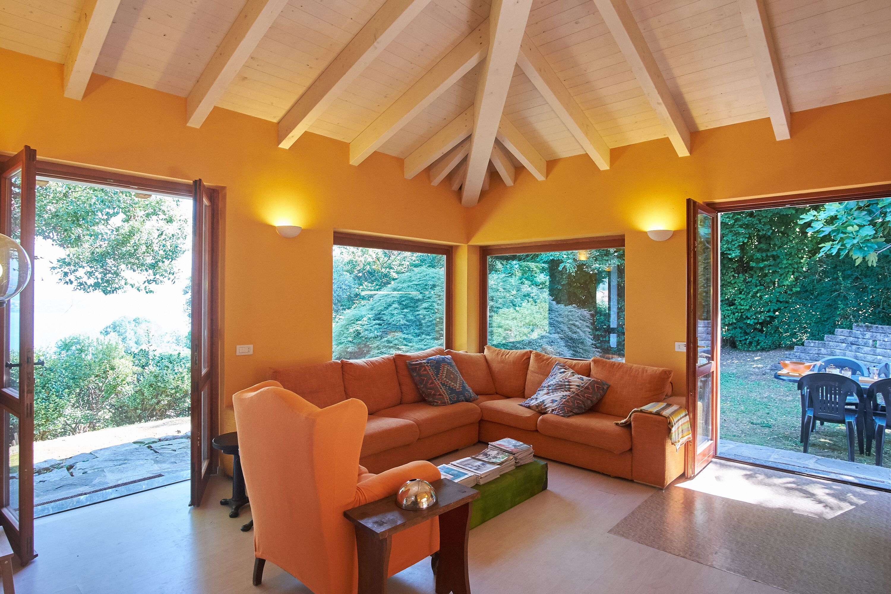 Villino con Vista Lago e Giardino Privato , Immersa nel Verde