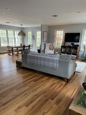 Téléviseur, bureau, imprimante