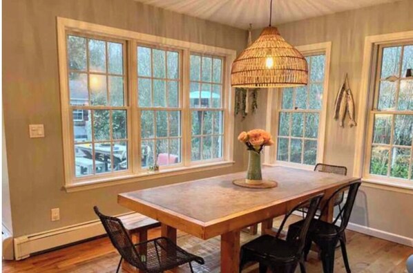 Dining - Beautiful sunny Sag Harbor house (Sag Harbor)