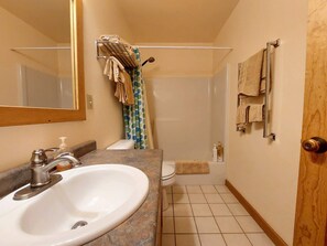 Badewanne, Haartrockner, Handtücher