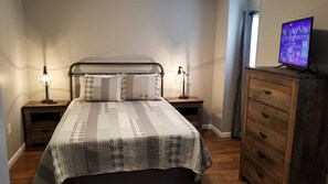 4 habitaciones, escritorio y tabla de planchar con plancha 