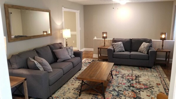 Televisión, reproductor de DVD y oficina 