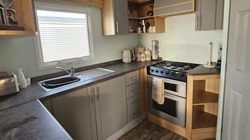 Chalet | Private kitchen | Fridge, microwave, oven, stovetop