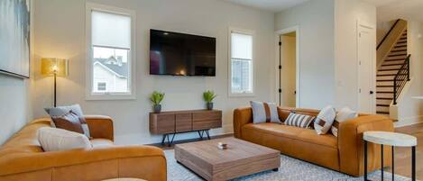 テレビ、ストリーミングサービス、書斎 / ワークスペース