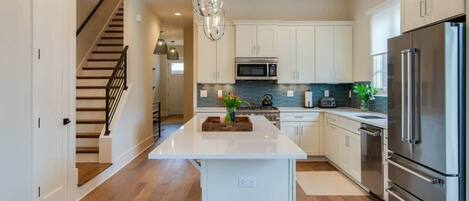 Refrigerador, microondas, horno y parrilla de estufa