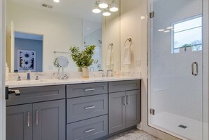 Bathtub, free toiletries, hair dryer, towels - 7BR Retreat, Rooftops, Garages, Walkable to Faves |  5 Mins to Nissan Stadium, Less than 10 Mins to Broadway, 24 Hr Hospitality, Great for Groups (Nashville)