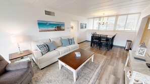 Living area - Sea Palm 1D is a 2 BR 1 Bath that is pet friendly and sleeps 6 by RedAwning (Fort Walton Beach)
