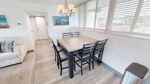 Dining - Sea Palm 1D is a 2 BR 1 Bath that is pet friendly and sleeps 6 by RedAwning (Fort Walton Beach)