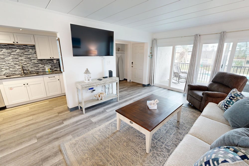 Sea Palm 1D is a 2 BR 1 Bath that is pet friendly and sleeps 6 by RedAwning - Mary Esther, FL