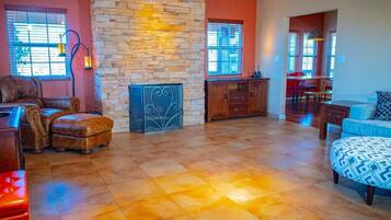 Televisión, chimenea, reproductor de DVD y oficina