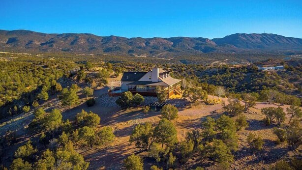 A house surrounded by trees and mountains. - Royal Ranch (Cañon City)