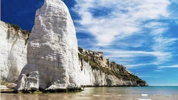 Una spiaggia nelle vicinanze