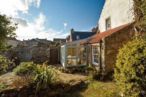 Exterior - 19 Shoregate -  a cottage that sleeps 11 guests  in 6 bedrooms (Crail)