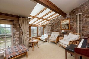 Living area - 19 Shoregate -  a cottage that sleeps 11 guests  in 6 bedrooms (Crail)