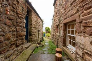 Property grounds - 19 Shoregate -  a cottage that sleeps 11 guests  in 6 bedrooms (Crail)