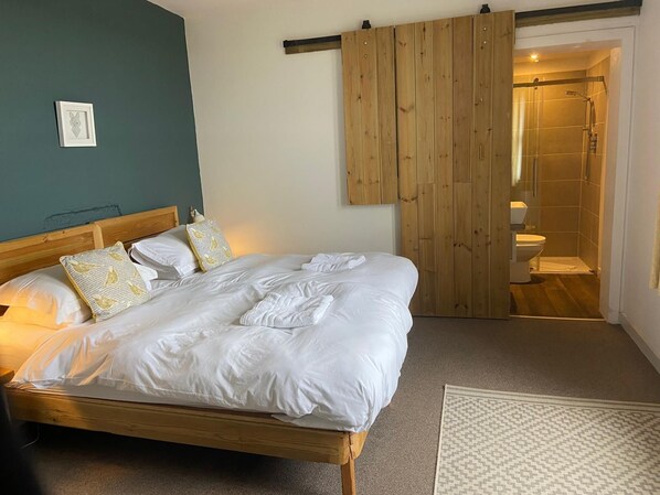 4 bedrooms, internet, bed sheets