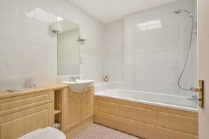 Bathroom - Iconic 4‑Bedroom St Andrews Golf Place Apartment with Old Course Views & Rooftop Terrace (St. Andrews)