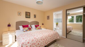 Room - Central 3-Bedroom St Andrews Home with Garden, Parking & Easy Walk to Town, Golf & Cafés (St. Andrews)