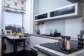 Réfrigérateur, micro-ondes, four, lave-vaisselle