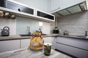 Refrigerador, microondas, horno y lavavajillas 
