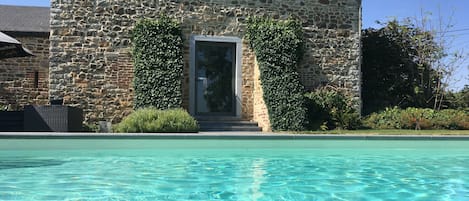 Alberca al aire libre y alberca climatizada