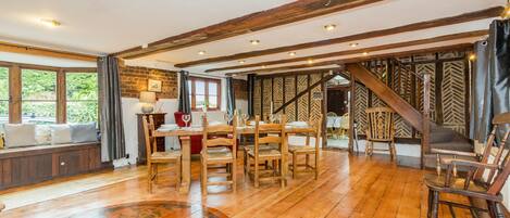 Nhà dành cho gia đình | Khu phòng khách | Smart TV 43-inch có truyền hình kỹ thuật số, TV, lò sưởi