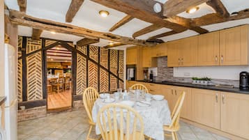Family House | Private kitchen | Oven, stovetop, dishwasher, coffee/tea maker