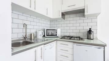 Mikroaaltouuni, liesi, astianpesukone, kahvin-/teenkeitin