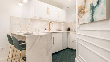 Jääkaappi, mikroaaltouuni, liesi, kahvin-/teenkeitin