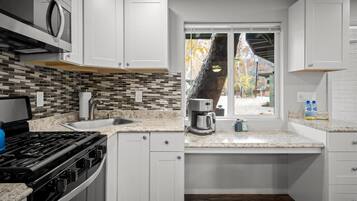 Frigorifero, microonde, forno, piano cottura