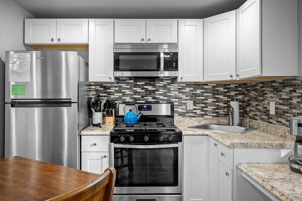 Geladeira, micro-ondas, fogão, cooktop