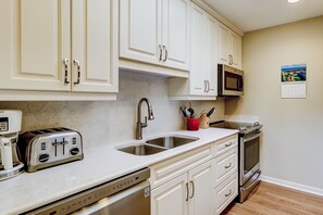 Fridge, microwave, oven, stovetop - Spacious Getaway Featuring Shared Pool & Tennis Court + Free WiFi, AC, W/D (Hilton Head)