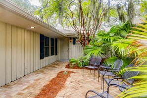 Terrace/patio - Spacious Getaway Featuring Shared Pool & Tennis Court + Free WiFi, AC, W/D (Hilton Head)