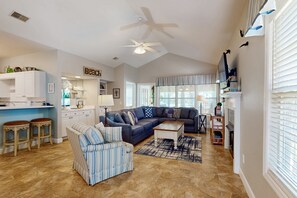 Fernseher, Kamin, DVD-Player, Musikbibliothek