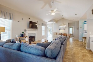 Fernseher, Kamin, DVD-Player, Musikbibliothek